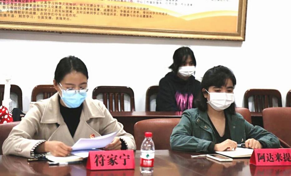 说明: 我院18级辅导员阿达来提老师和院团委副书记符家宁同学 王适林_mh1634884996349