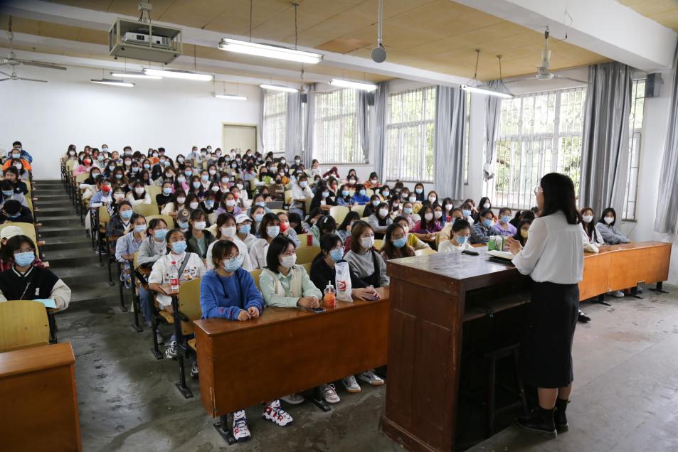 说明: 樊老师和全体同学 桑艺